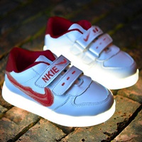 รองเท้าผ้าใบมีไฟวิ่ง--สไตล์-NIKE-สีขาว