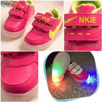 รองเท้าผ้าใบมีไฟวิ่ง--สไตล์-NIKE-สีชมพู