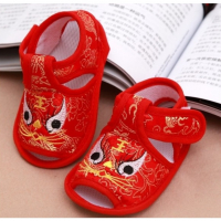 รองเท้าจีนเด็กเล็ก-ลายมังกร-สีแดง--ด้านหน้ารองเท้าปักลายมังกรทอง