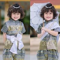 [พรีออเดอร์][สีพิเศษ-สั่งตัดรอ-3-7-วัน]ชุดไทยเด็กชายไหมทั้งชุด-พร้อมผ้าคาดซาติน-สีเทา