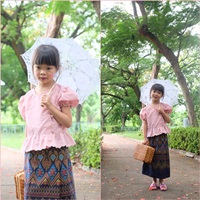 ชุดไทย-เสื้อลูกไม้คอวี:เสื้อชมพู_ผ้าถุงกรม